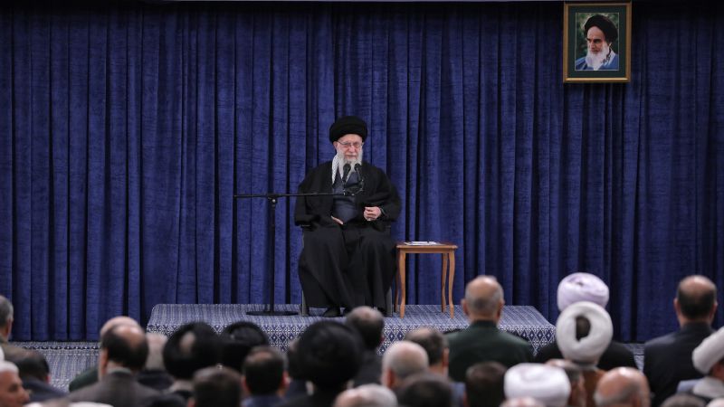 الإمام الخامنئي: الكيان الصهيوني سيتلقى صفعة جراء عدوانه على القنصلية الإيرانية في سورية