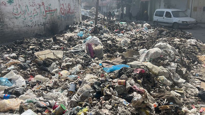 العدوان على غزة مستمر.. تكدّس النفايات وانتشار الحشرات يُنذر بمزيد من الأمراض&nbsp;