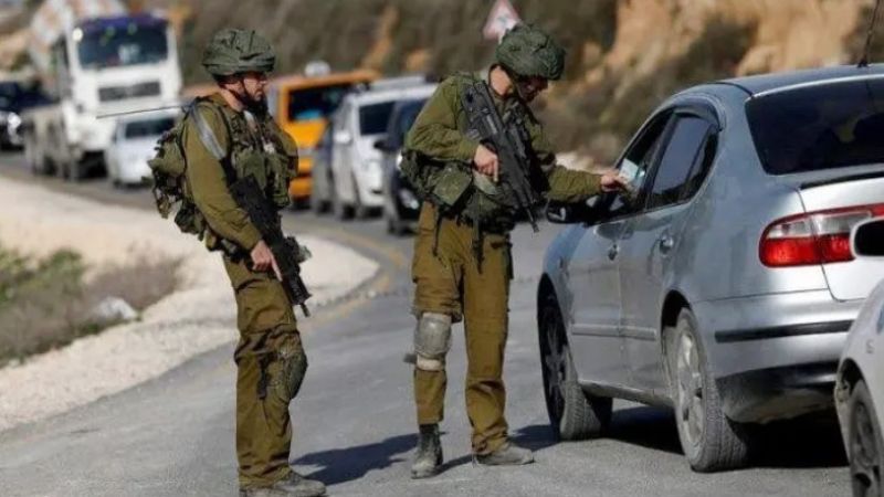 فلسطين المحتلة: قوات الاحتلال تنصب حاجزًا لتفتيش المركبات في حيّ الشياح ببلدة سلوان جنوب الأقصى