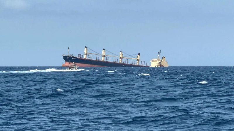 هيئة عمليات التجارة البحرية البريطانية تتلقى تقريرًا عن واقعة على بعد 15 ميلًا بحريًا جنوبي غربي عدن باليمن