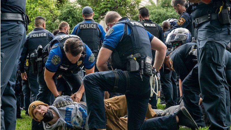 "ذا انترسبت": شرطة نيويورك اعتقلت طلابًا متظاهرين ووضعتهم بالسجن الانفرادي