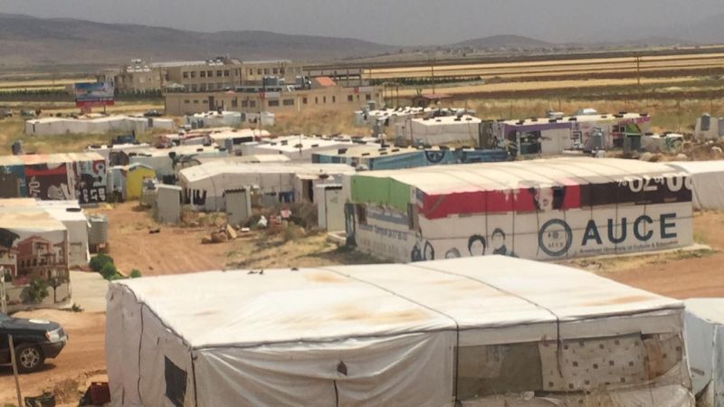 بعد الاعتداء على عناصر الدفاع المدني.. إخلاء 120 خيمة للنازحين في دير الأحمر