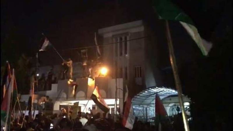 بالفيديو: عراقيون ضد التطبيع يقتحمون سفارة البحرين في بغداد ويرفعون علم فلسطين