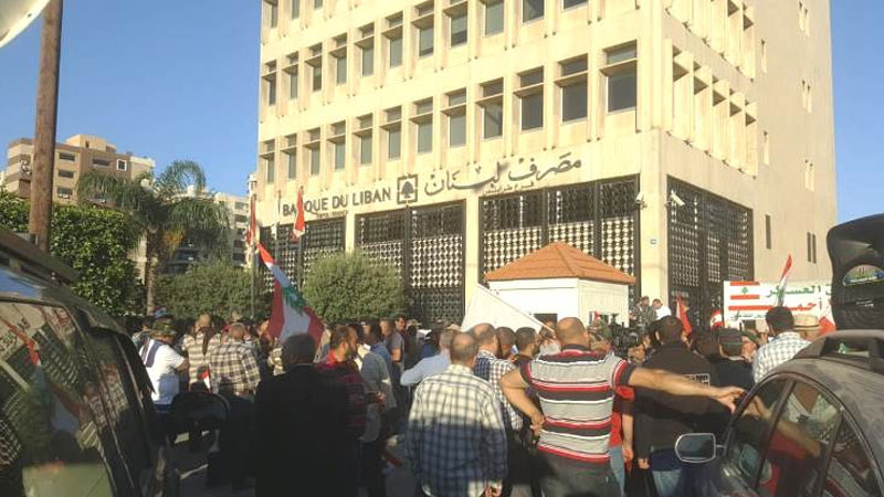 العسكريون المتقاعدون يُحاصرون المصرف المركزي في كلّ لبنان