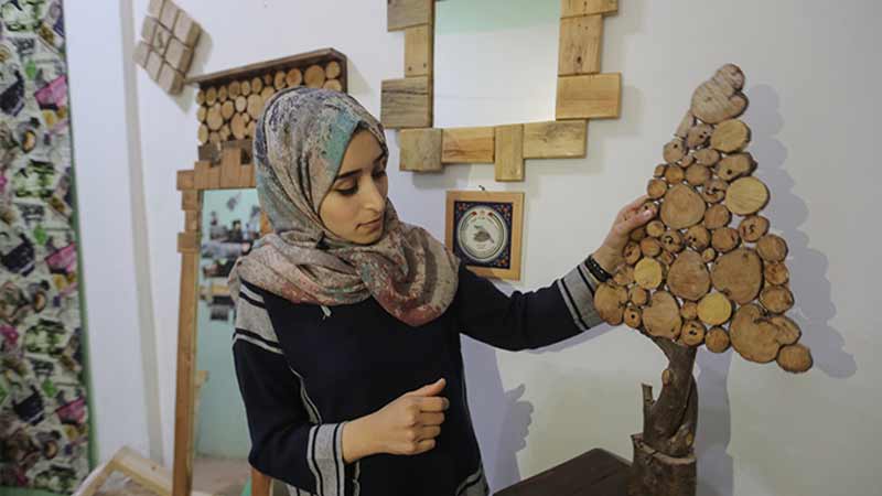 آية كشكو.. فلسطينية تبدع في تحويل "أخشاب المشاطيح" لأثاث منزلى راقِ