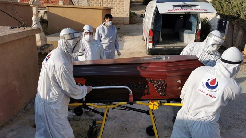 الهيئة الصحية تتولى دفن أحد المتوفين في راس بعلبك