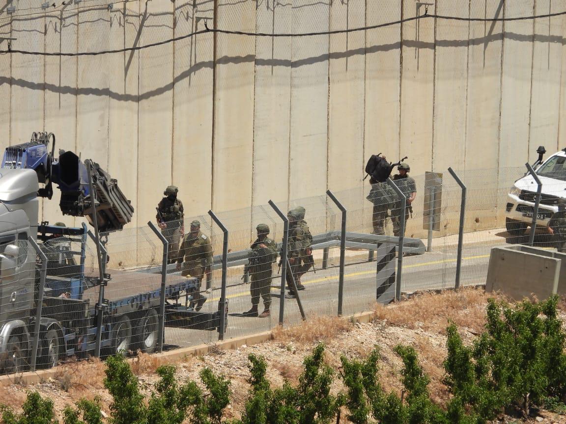 بالصور.. لماذا لم يتجرأ جنود العدو على إزالة الأعلام من الجدار الحدودي قرب بوابة فاطمة؟