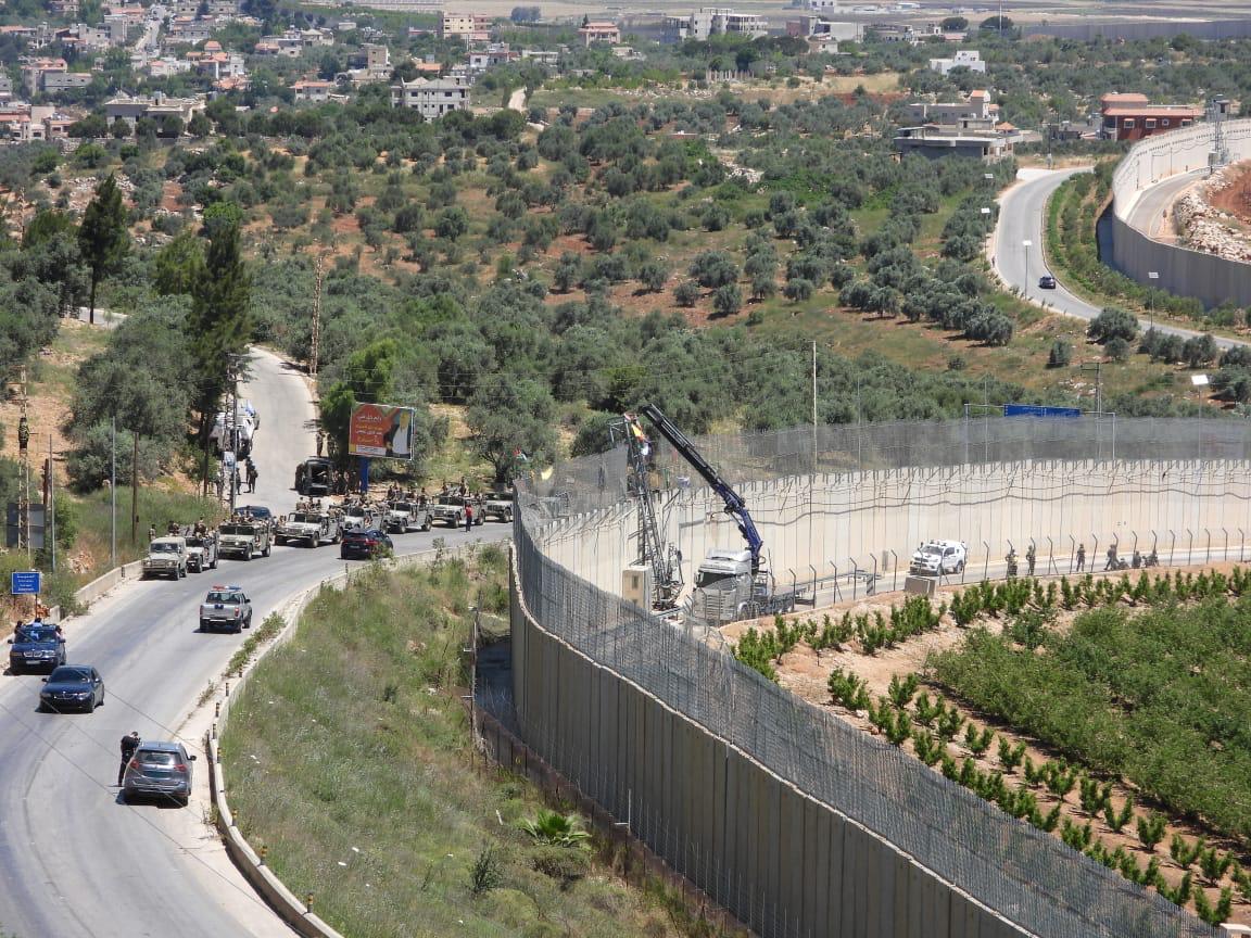 بالصور.. لماذا لم يتجرأ جنود العدو على إزالة الأعلام من الجدار الحدودي قرب بوابة فاطمة؟