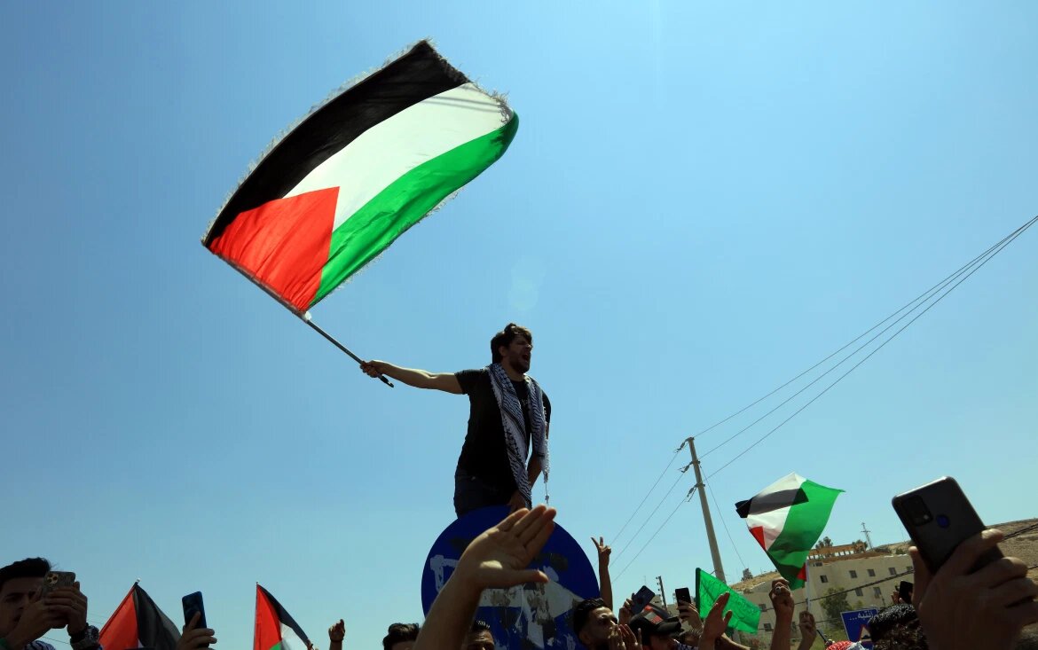 بالصور: العلم الفلسطيني يجوب أصقاع العالم