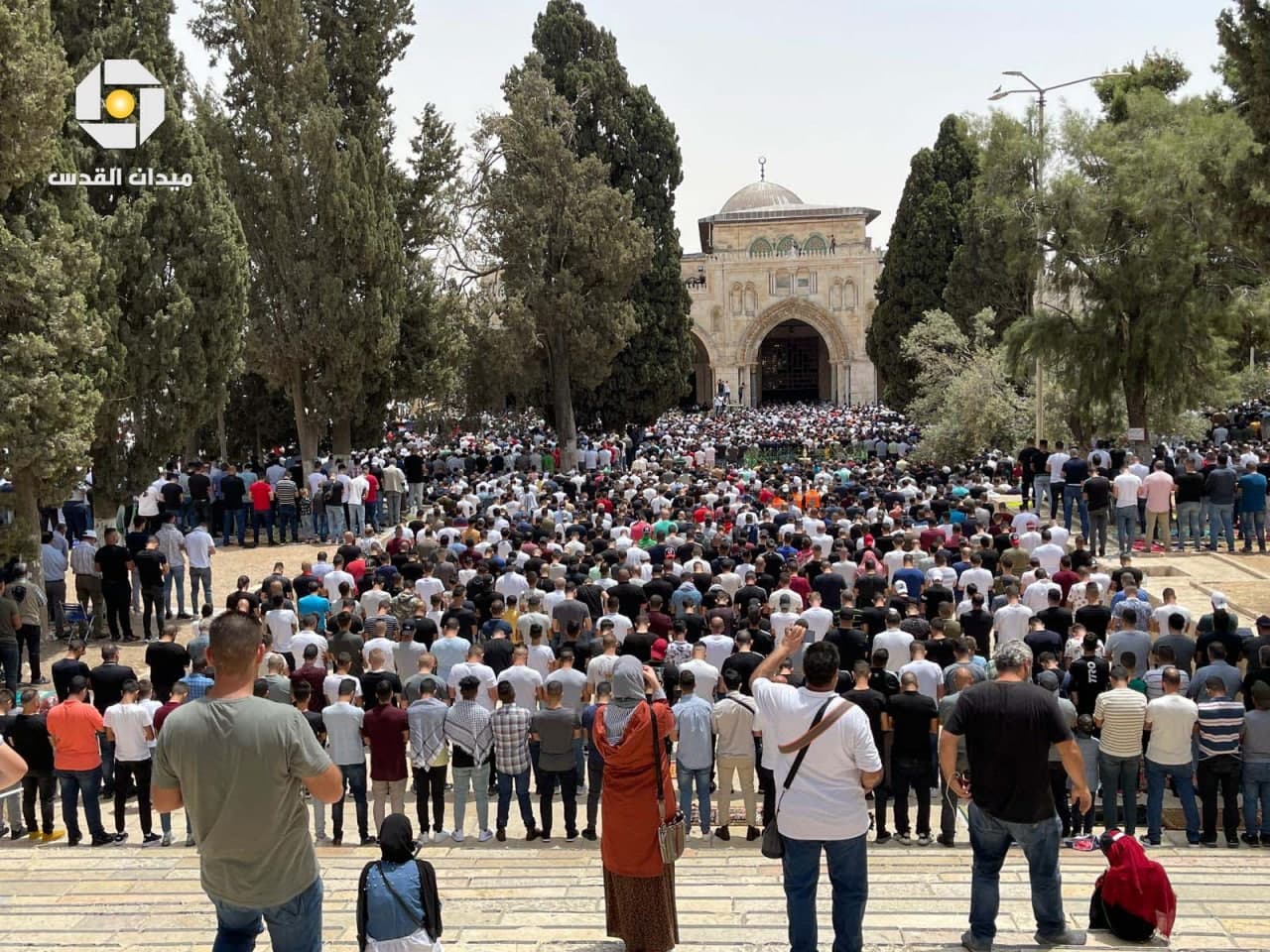 بالصور.. عشرات الآلاف يؤدون صلاة الجمعة في ساحات المسجد الأقصى المبارك