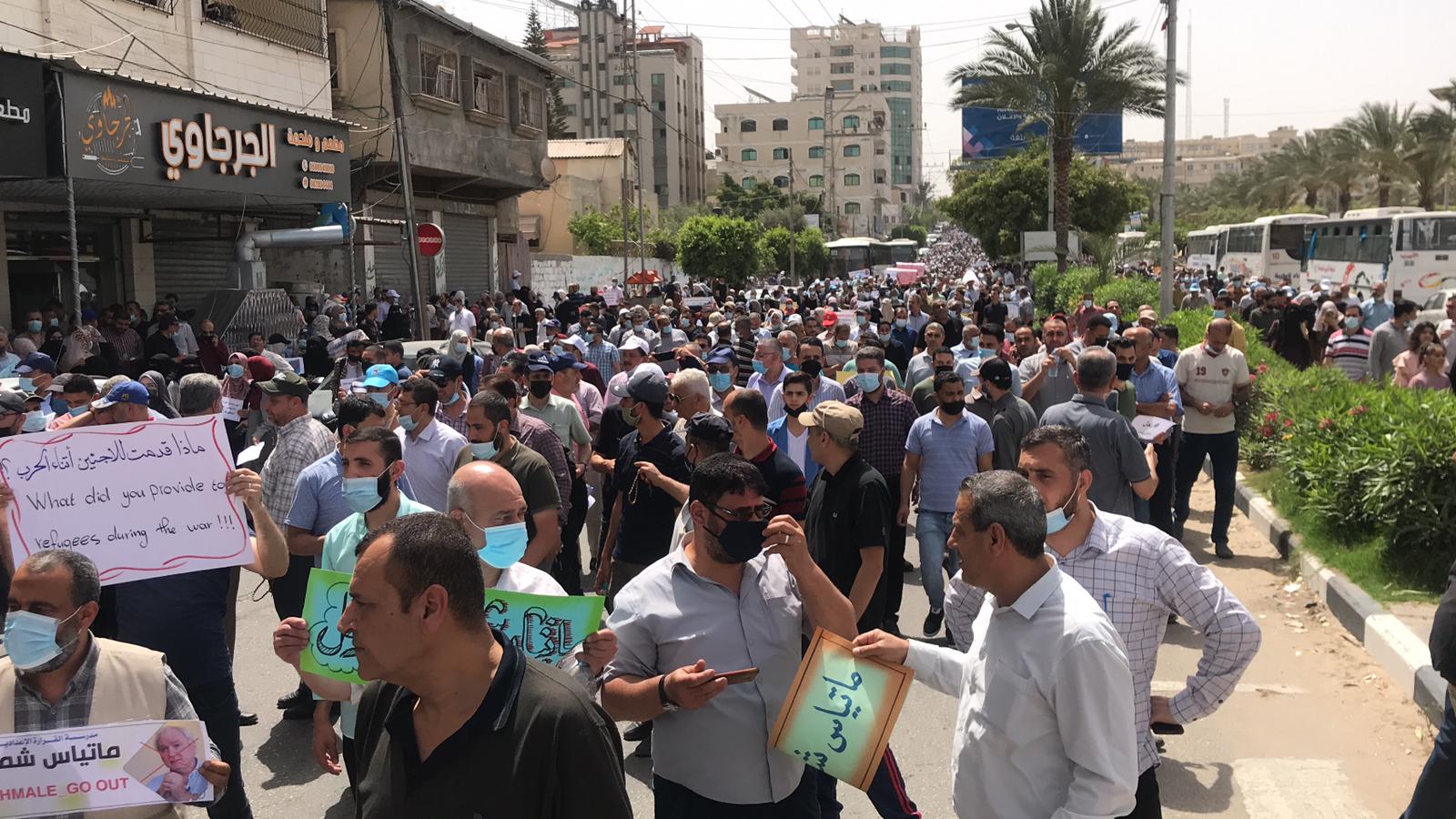الآلاف يتظاهرون في غزة للمطالبة برحيل مدير عمليات الأونروا