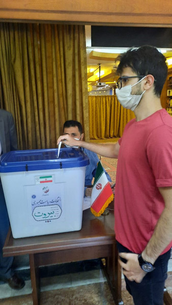 الإيرانيون في لبنان ينتخبون رئيسهم في 3 مراكز للاقتراع