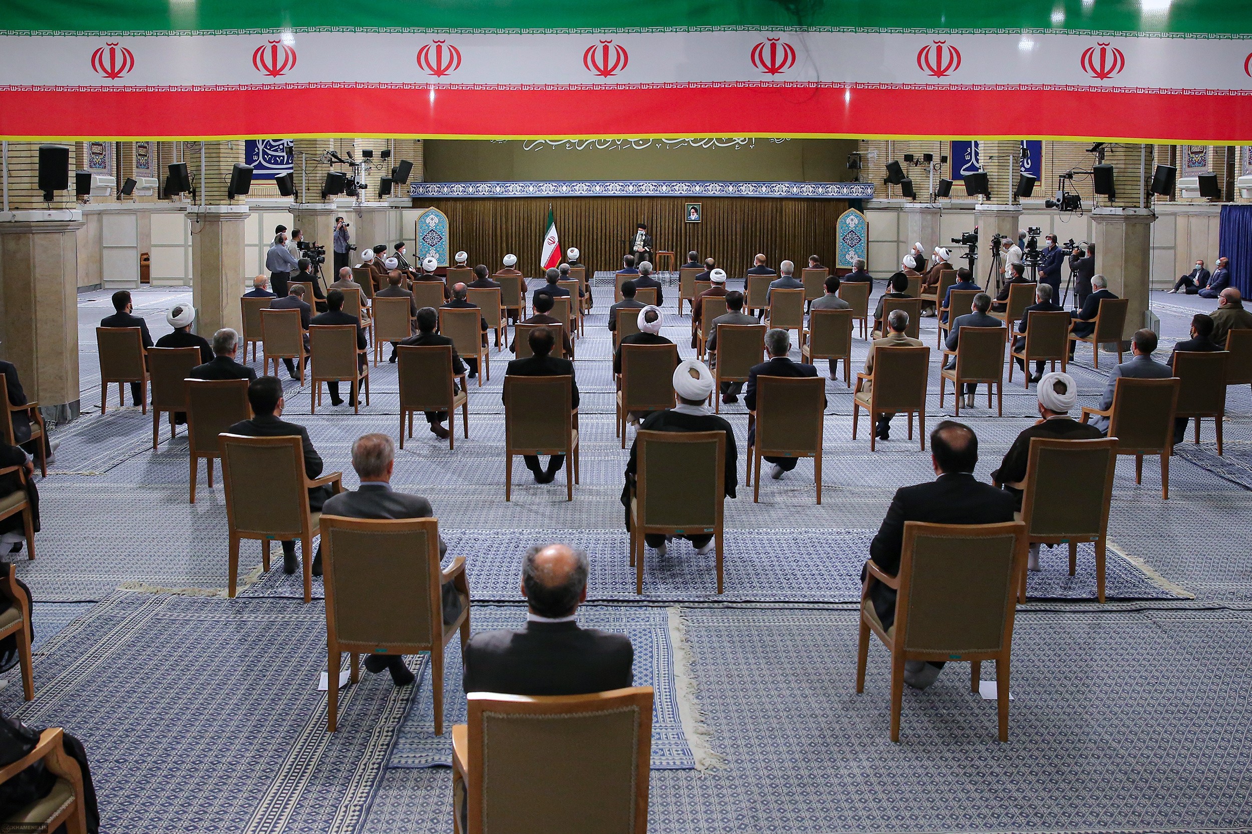 الإمام الخامنئي: الانتخابات الإيرانية ملحمة حقيقية