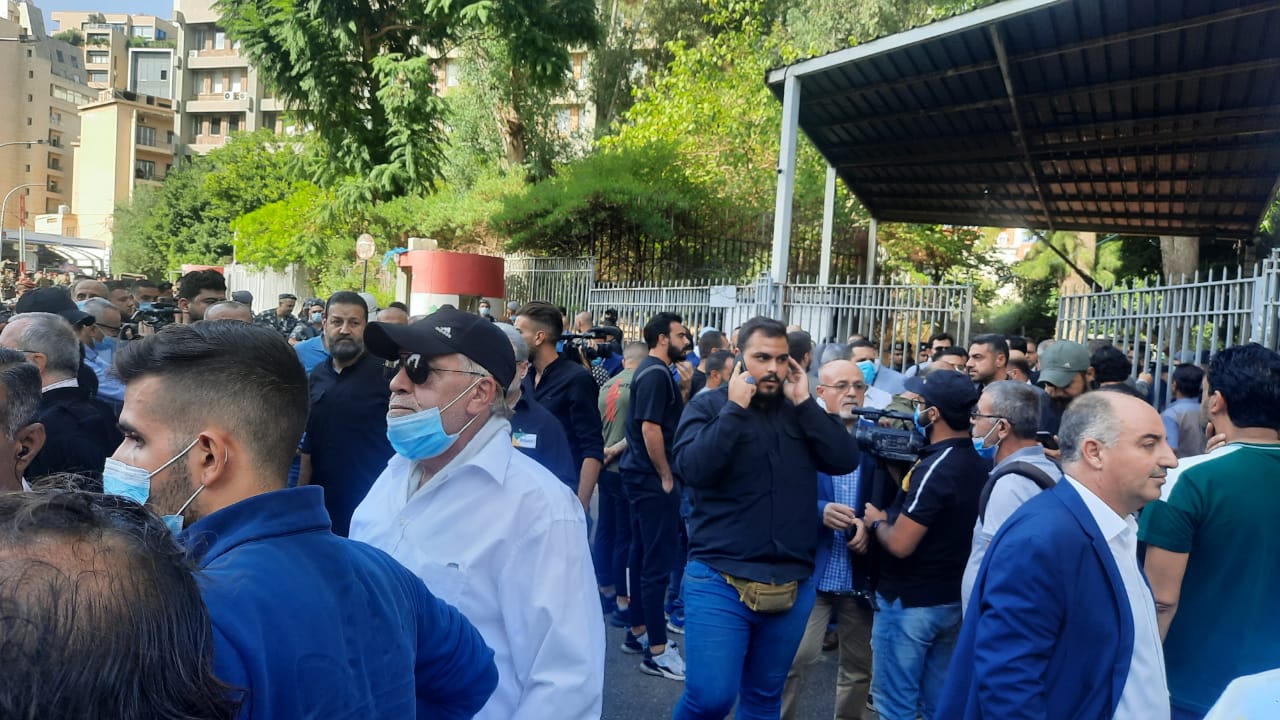 بالصورة: المتظاهرون المتحجّون أمام قصر العدل رفضًا لسياسة المحقق العدلي طارق البيطار