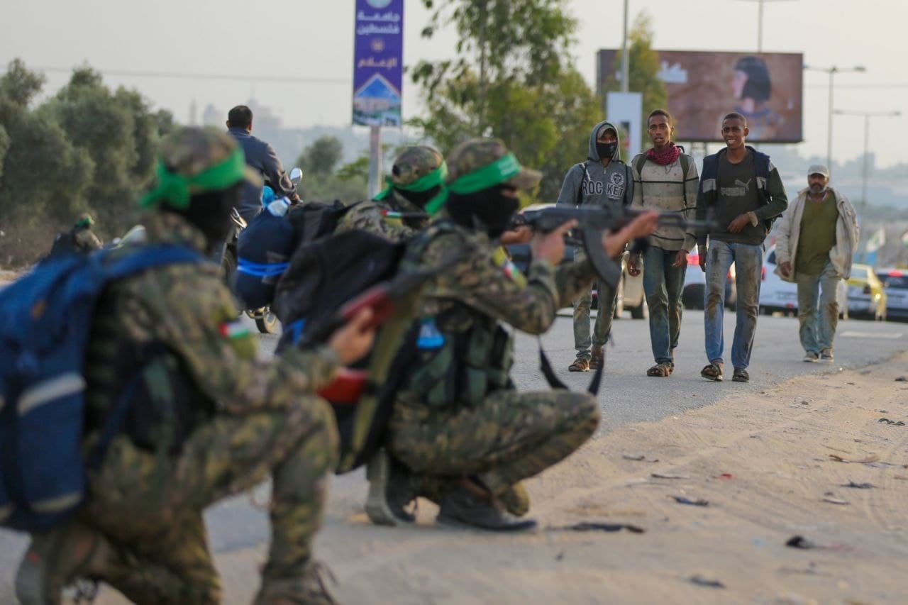 بالصور: مسير عـسكري لكتائب القسام في مخيم النصيرات بقطاع غزة إسنادًا للأسرى