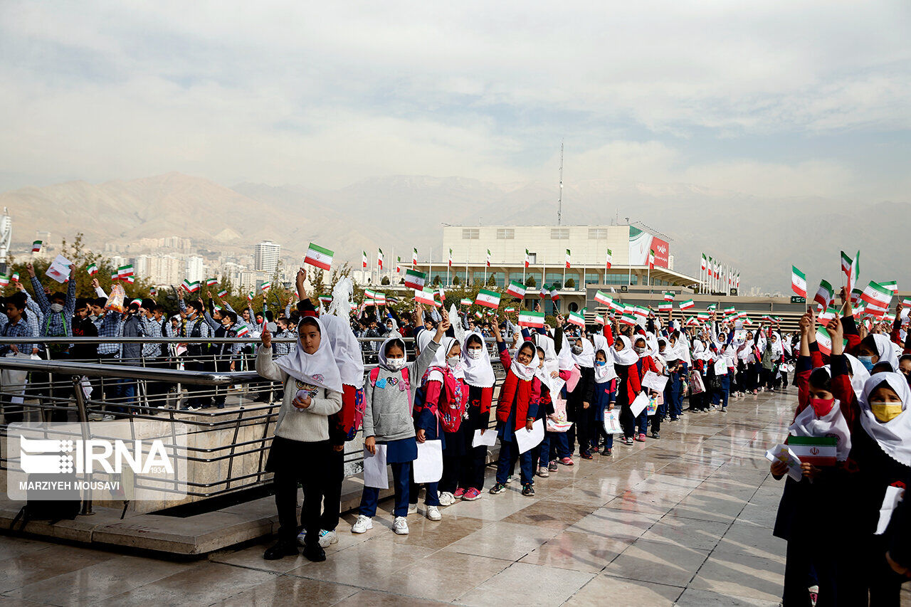 مسيرات التلاميذ بمناسبة اليوم الوطني لمقارعة الاستكبار العالمي في طهران