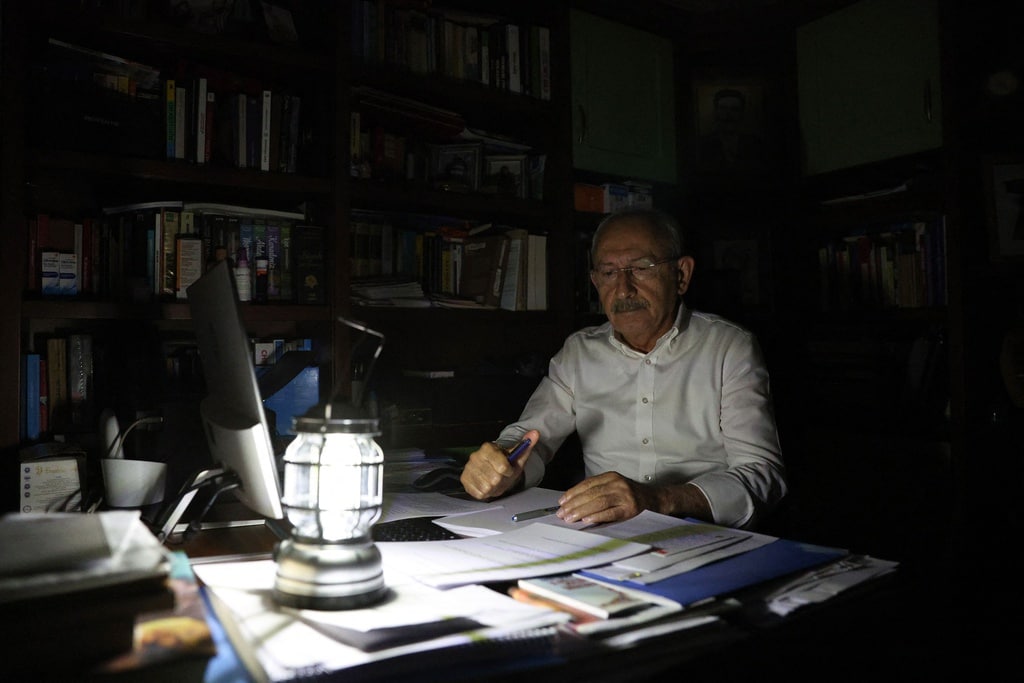 زعيم المعارضة التركية يختار الظلام بدل دفع الفواتير المرتفعة
