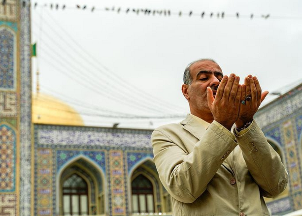 المؤمنون يؤدون صلاة العيد في العتبات المقدّسة