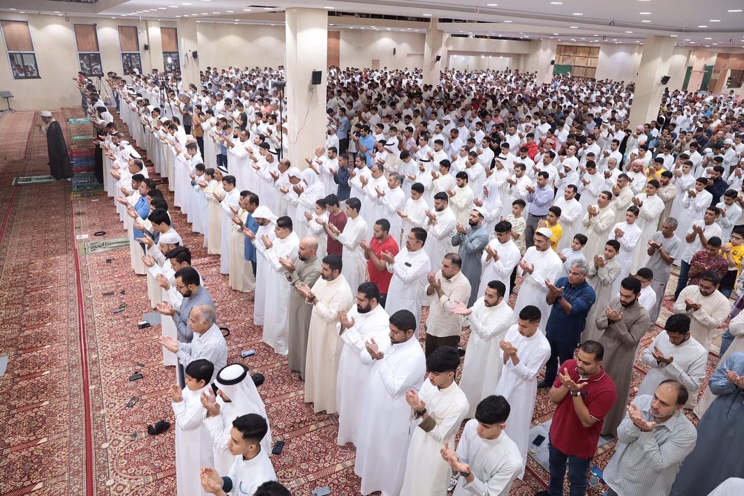 المؤمنون في البحرين والكويت يؤدون صلاة العيد