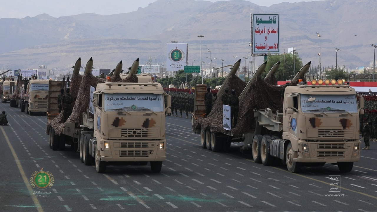 بالصور: اليمن يكشف عن أسلحة ردع استراتيجية في عرضٍ عسكريٍ مهيب بصنعاء