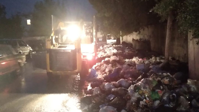 حزب الله يواصل رفع النفايات في "الفيلات" و"المية ومية" في صيدا 