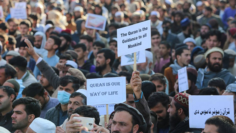 آلاف الأفغان يتظاهرون احتجاجًا على حرق المصحف الشريف