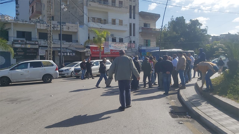 قطع طرقٍ في طرابلس وصيدا احتجاجًا على الأوضاع المعيشية