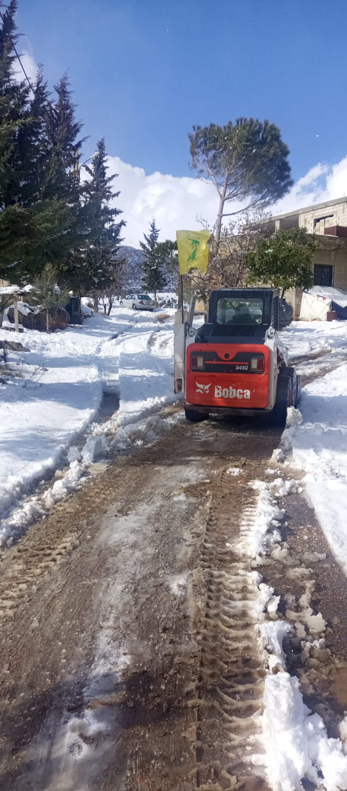 لبنان: حزب الله يواصل فتح الطرقات المقطوعة بسبب تراكم الثلوج