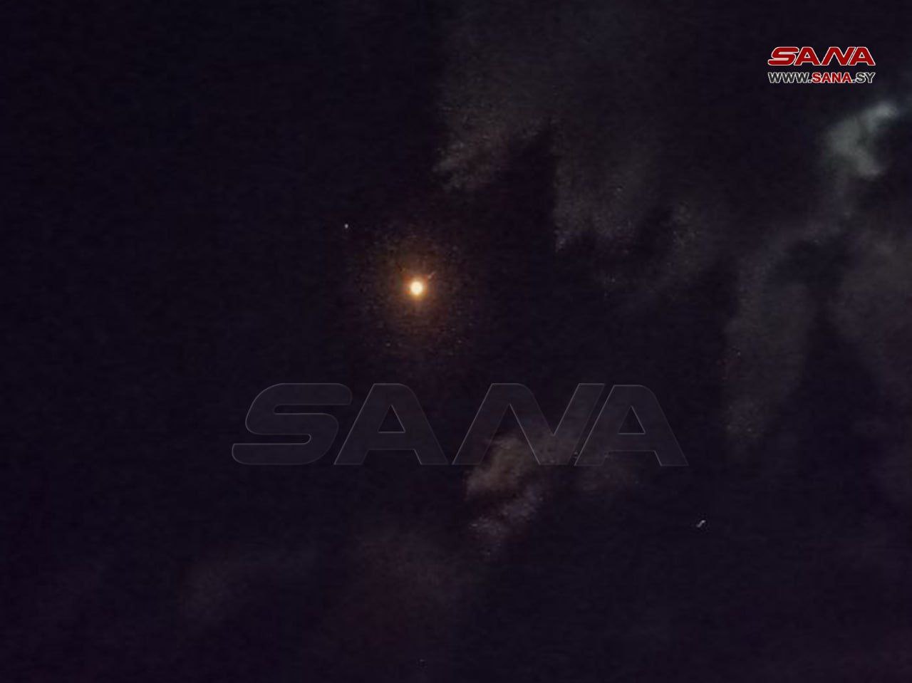 بالصور - تصدي الدفاع الجوي السوري لأهداف معادية في سماء دمشق