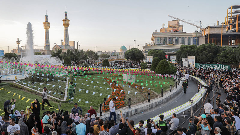 مشهد المقدّسة تحتفل بولادة الإمام الرضا (ع) بالمواكب والأناشيد