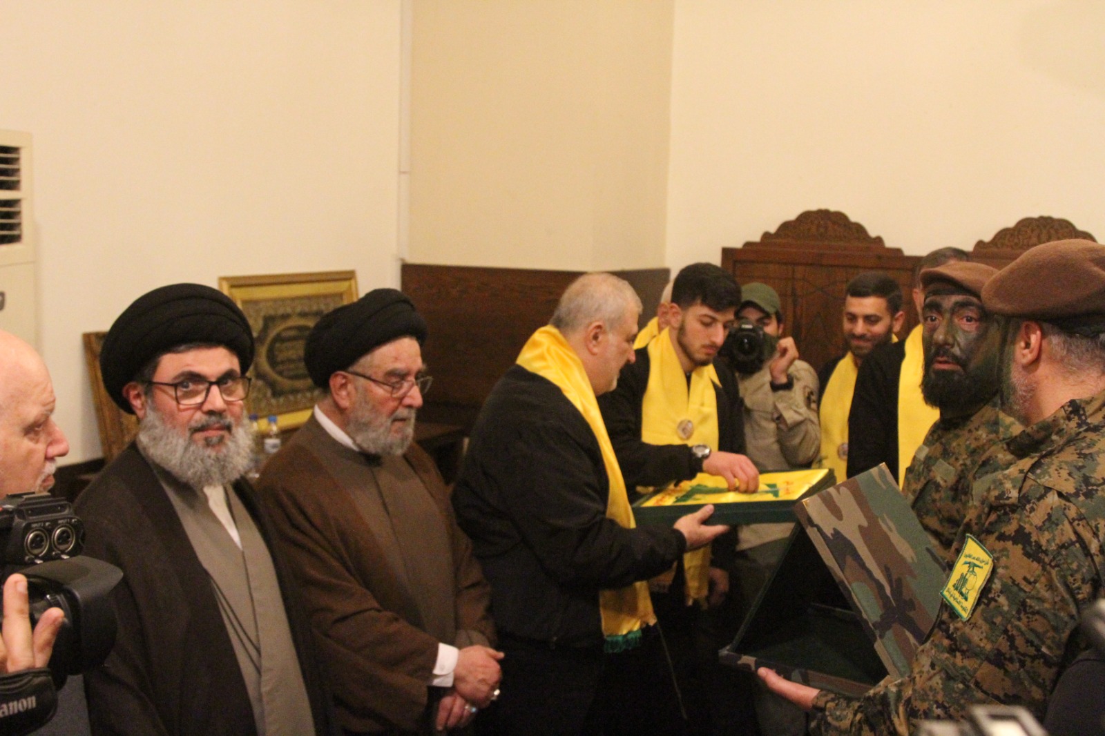 النائب رعد تلقى التبريكات باستشهاد نجله عباس في مجمع الإمام المجتبى (ع)