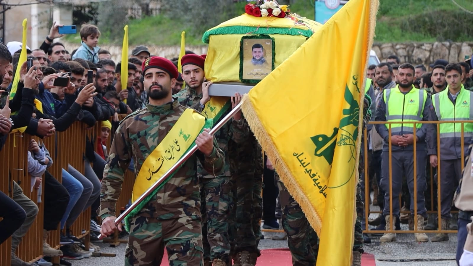 بالصور: حزب الله يشيّع كوكبة من الشهداء في بيروت وكفرمان وتفاحتا 