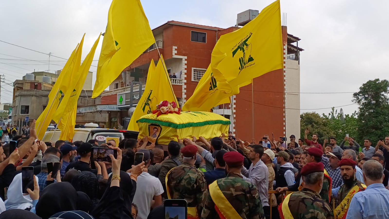 بالصور: حزب الله يشيع الشهيدين محمد الشامي وعلي حمادة في كفركلا والدوير 
